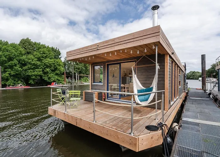 Hausboot Ahoi Hochwertiges Hausboote Mit Grosser Terrasse Und Kamin