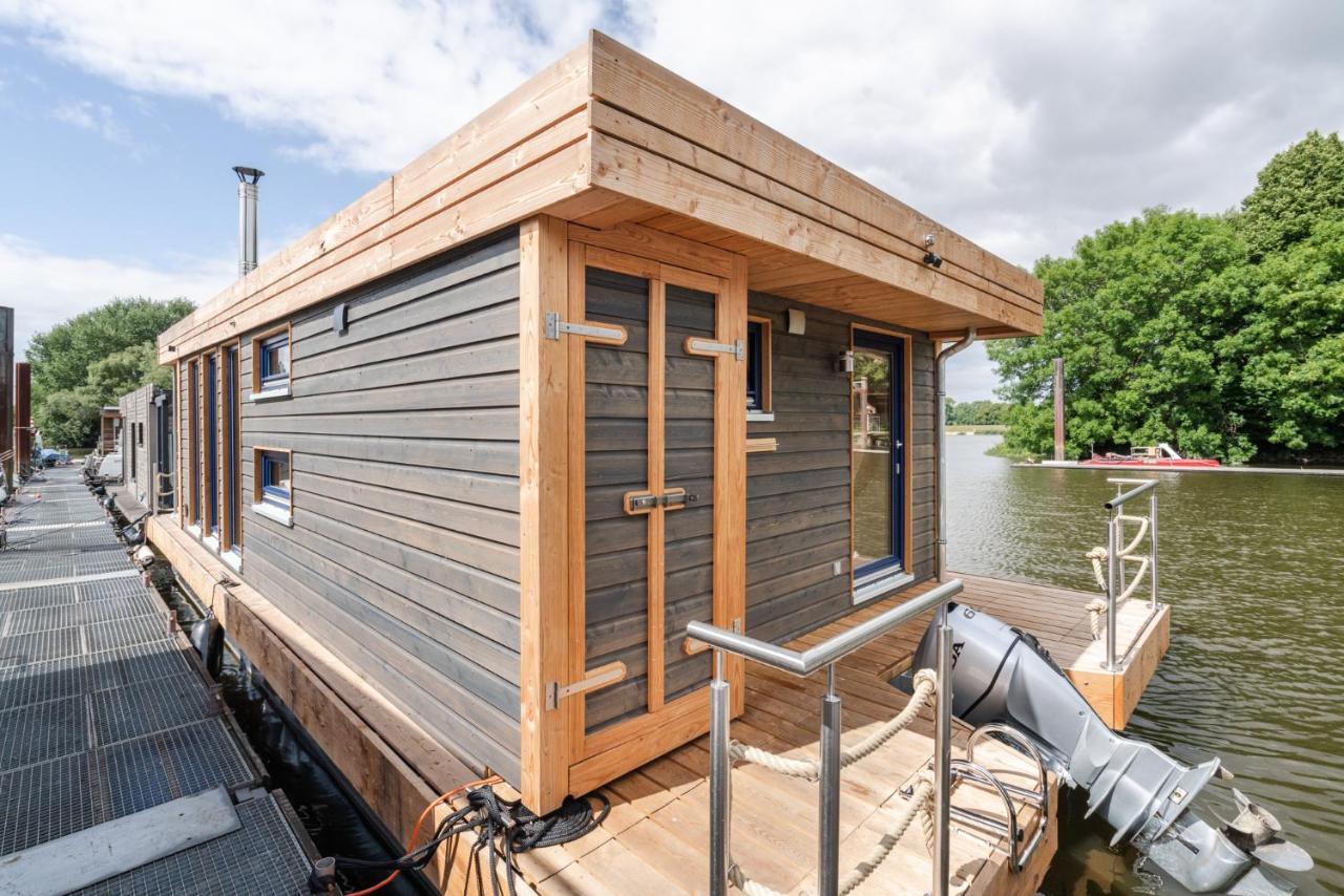 Hausboot Ahoi Hochwertiges Hausboote Mit Grosser Terrasse Und Kamin Botel Hamburg
